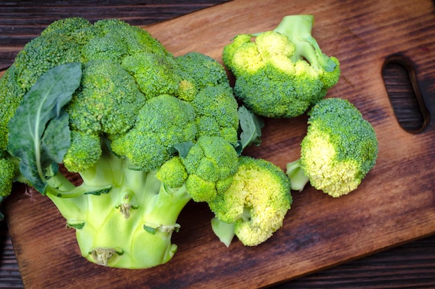 Brócoli fresco en el tablero de la cocina