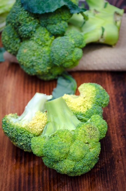 Brócoli fresco en el tablero de la cocina