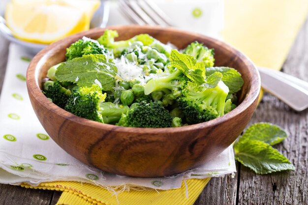 Brócoli de limón con guisantes y menta