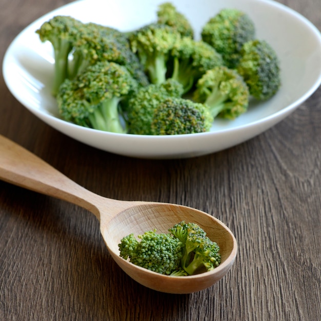 Brócoli en la mesa de la cocina