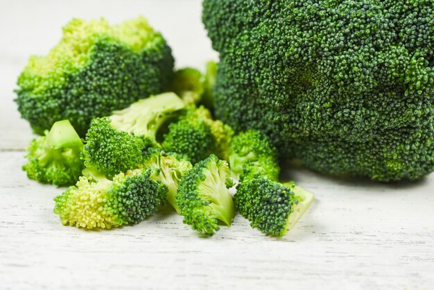 Brócoli en mesa de madera blanca