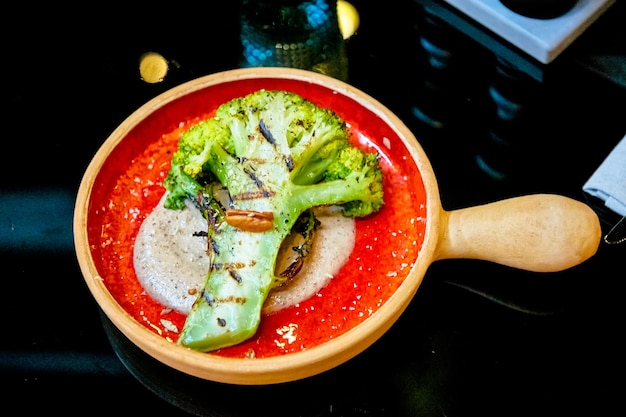 Brócoli a la parrilla con salsa en un plato