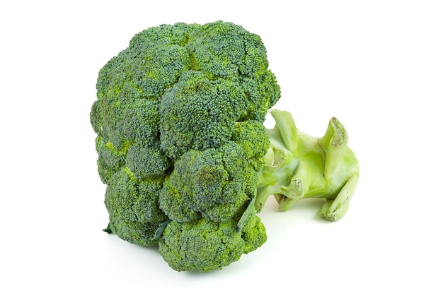 Brócoli recortadas sobre fondo blanco.