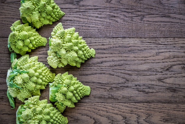 Brócoli romanesco fresco sobre tabla de madera