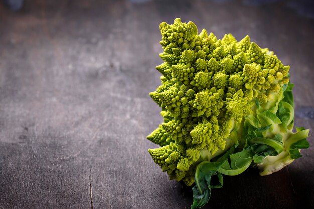 Brócoli romanesco sobre fondo oscuro