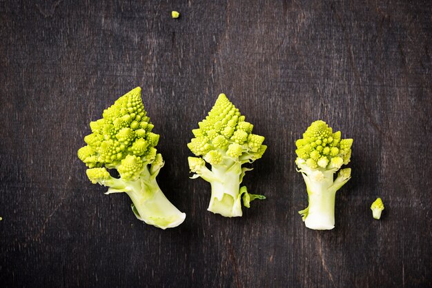 Brócoli romanesco sobre fondo oscuro