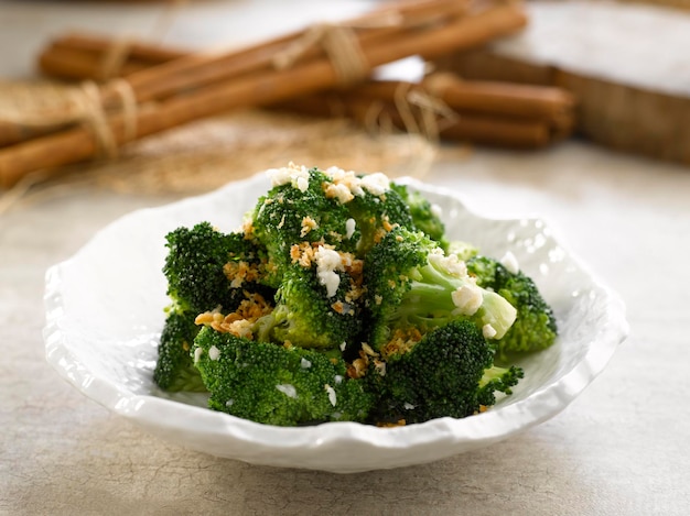 Brócoli salteado con ajo picado plato servido aislado en la comida de la vista superior de fondo