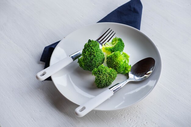 Brócoli saludable en un plato