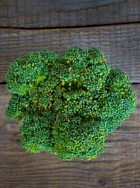 Brócoli sobre un fondo de madera