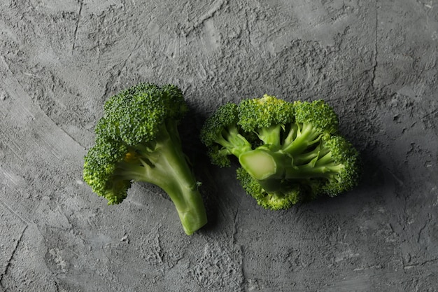 Brócoli sobre superficie gris. Comida sana