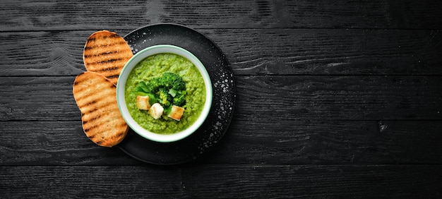 Brócoli, sopa de crema de espinacas en un bol con pan tostado. Sopa verde. comida dietetica Vista superior.
