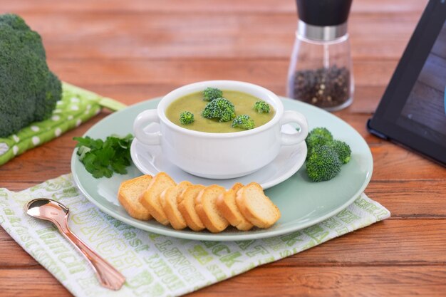 Brócoli Una sopa de crema verde de brócoli con croutons para una alimentación saludable sin calorías