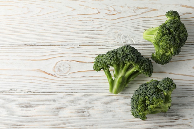 Brócoli en superficie de madera. Comida sana