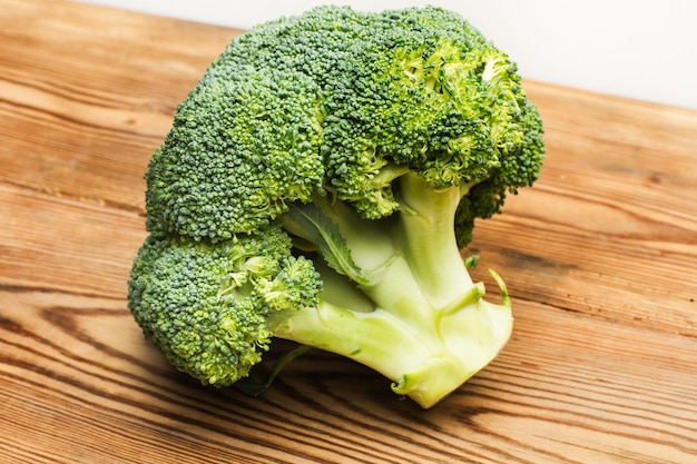 Brócoli en una tabla de cocina de madera en una vista superior