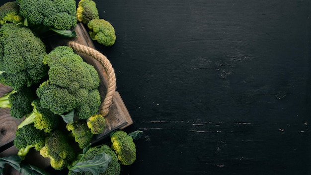Brócoli verde fresco Verduras crudas Sobre un fondo de madera Vista superior Espacio de copia