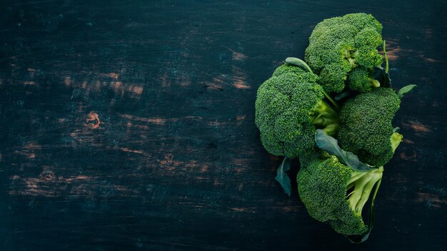 Brócoli verde fresco Verduras crudas Sobre un fondo de madera Vista superior Espacio de copia