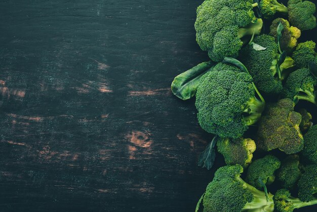 Brócoli verde fresco Verduras crudas Sobre un fondo de madera Vista superior Espacio de copia