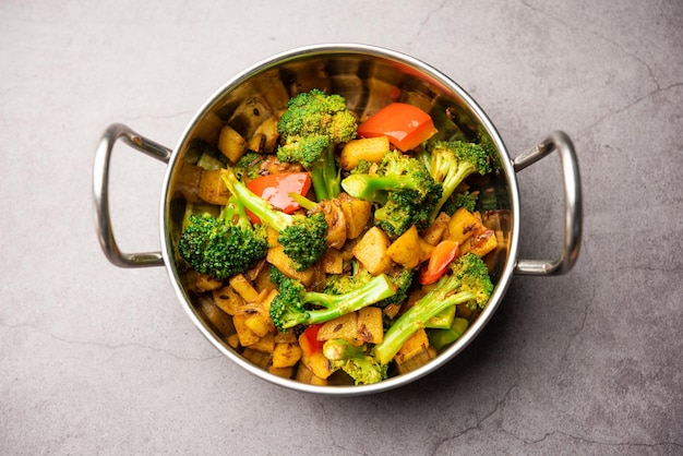 Brócolis ao estilo indiano e Aloo Poriyal ou receita de vegetais de brócolis e batata do sul da Índia