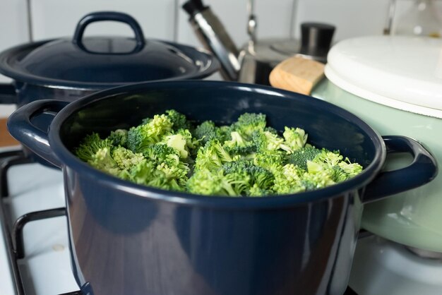 Brócolis cozido pronto para salada verde. Cozinhar comida saudável