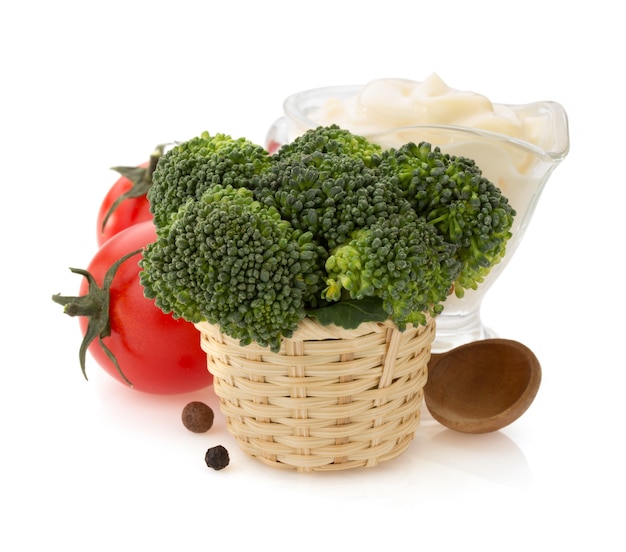 Brócolis e vegetais isolados no branco