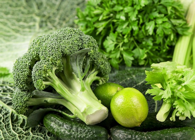 Brócolis em uma pilha em um mercado Fonte de proteína para vegetarianos Vista superior comida saudável