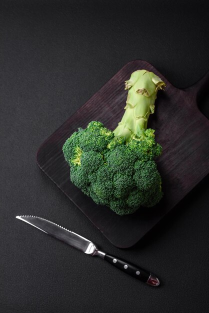 Brócolis fresco cru em uma mesa de cozinha em casa preta