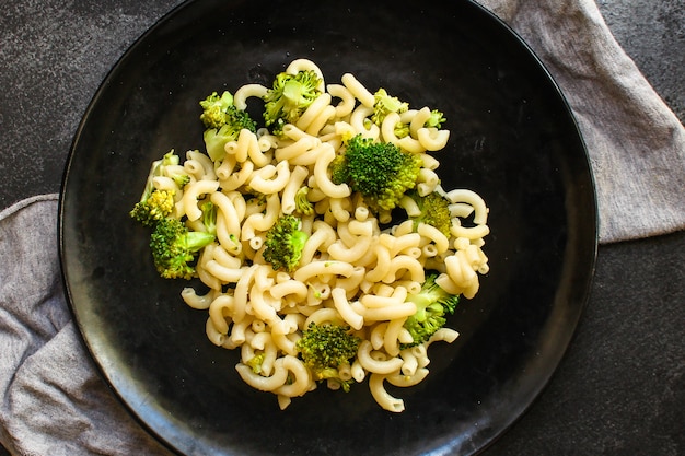 brócolis macarrão, prato vegetariano