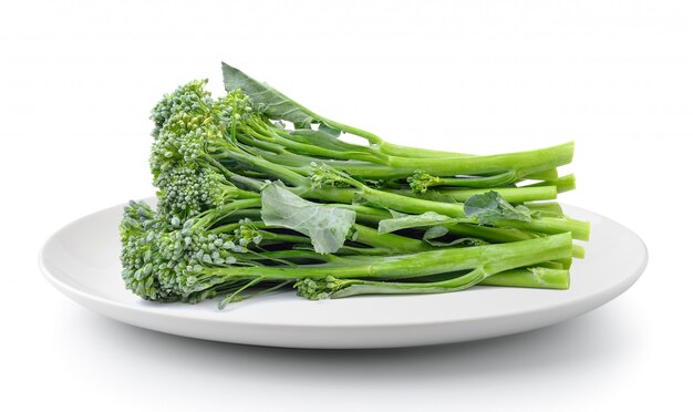 Brócolis no prato isolado em um fundo branco