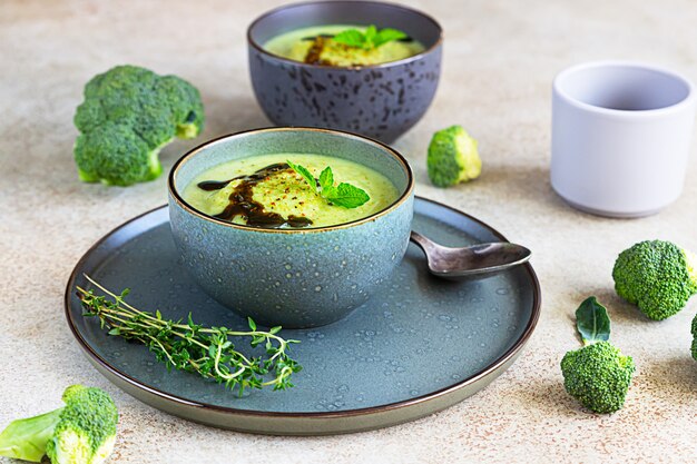 Brócolis ou sopa de espinafre verde com óleo aromático picante em uma tigela. Comida vegana saudável.