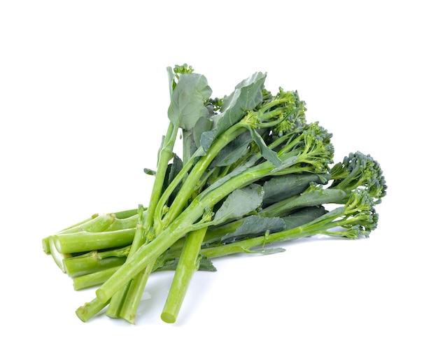 Brocolli chino sobre blanco