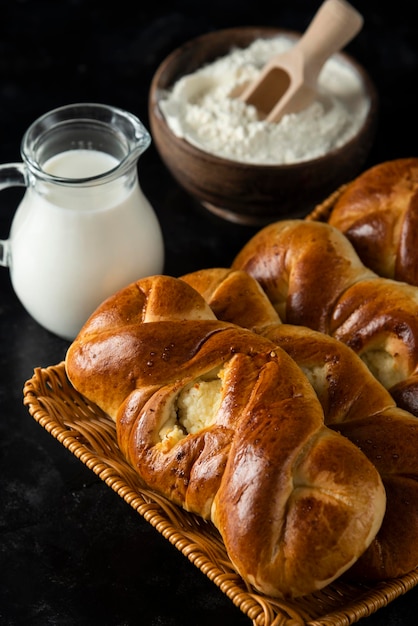 Brötchen auf dunklem Hintergrund