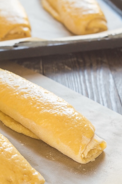 Brötchen aus rohem Teig vor dem Backen