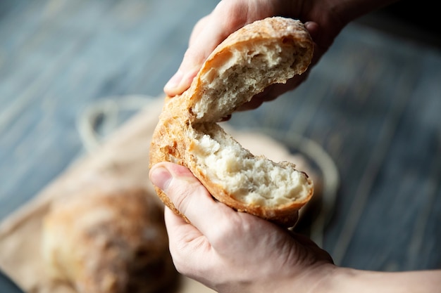 Brötchen frisch auseinandergerissen. Frisches Brot bröckelt.