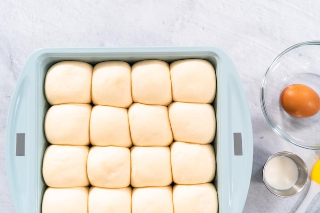 Brötchen in der Backform aufgehen lassen.