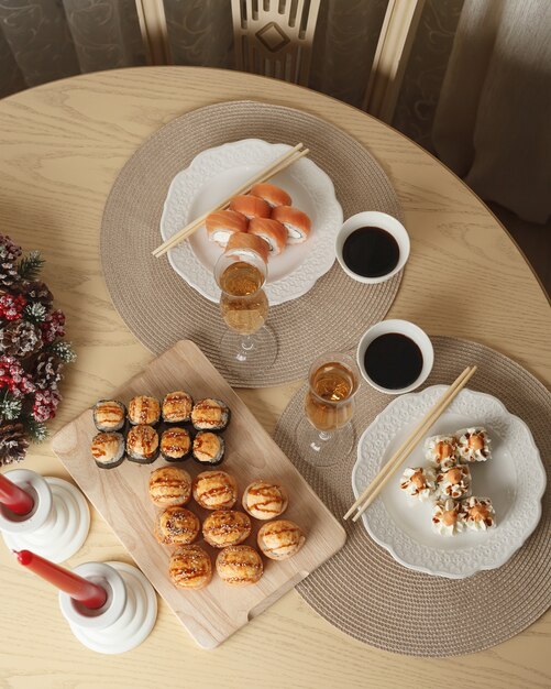 Brötchen japanische und chinesische traditionelle küchesushi-bar set