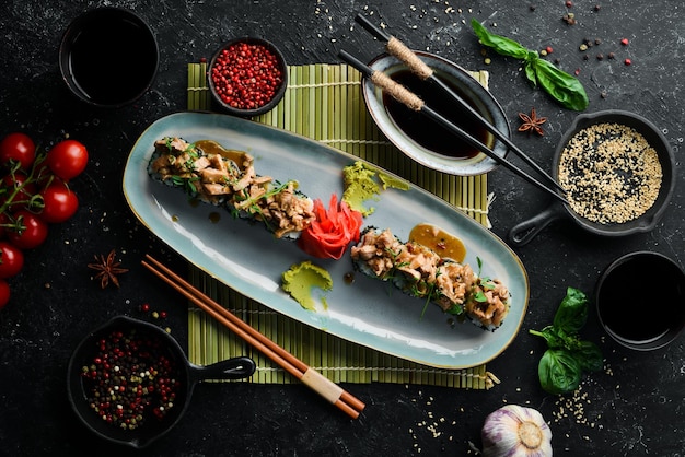 Brötchen mit Aal und Sojasauce Sushi Draufsicht Rustikaler Stil