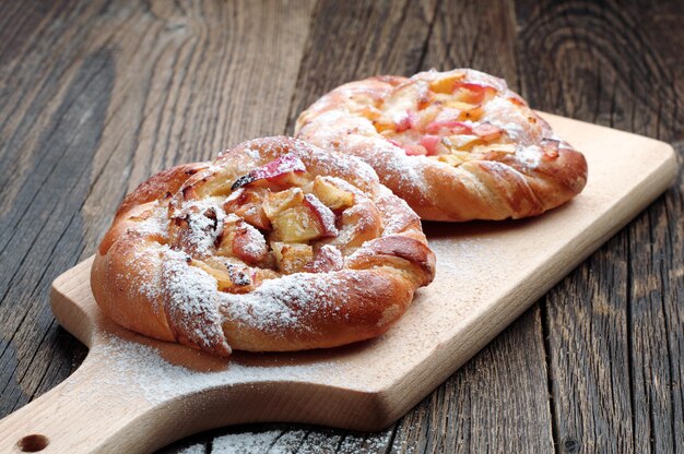 Brötchen mit Apfel auf Schneidebrett