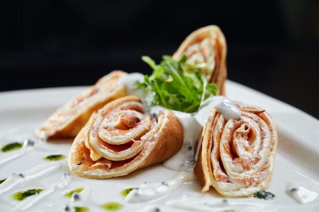 Brötchen mit Lachs serviert mit Sauce.