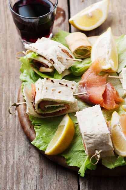 Brötchen mit Lachs und Salat