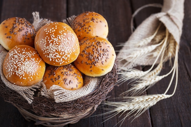 Brötchen mit Leinsamen und Sesam