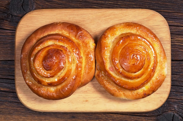 Brötchen mit Marmelade auf Küchenbrett, Ansicht von oben