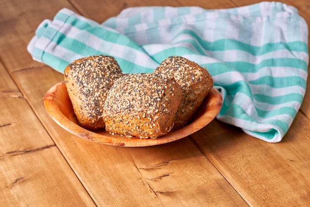 Brötchen mit Mohn und Sesam auf dem Holztisch.