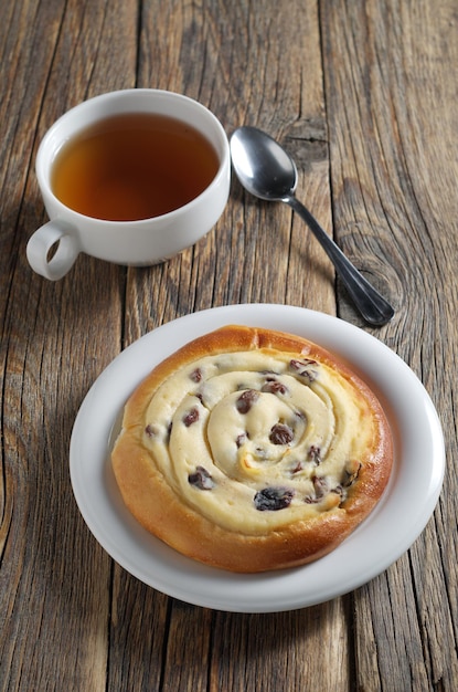 Brötchen mit Quark und Tee