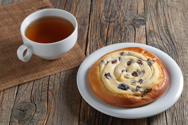 Brötchen mit Quark und Tee