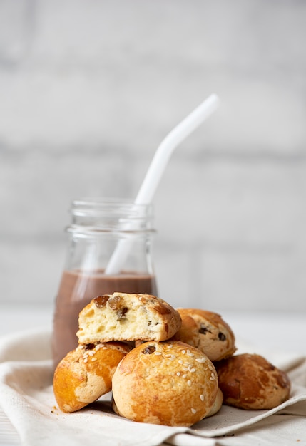 Brötchen mit Rosinen und Sesam