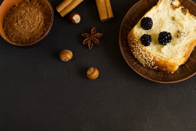 Brötchen mit Rosinen, Zimt und Nüssen, auf grauem Hintergrund. Draufsicht.