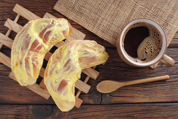 Brötchen mit Sahne und Kaffee