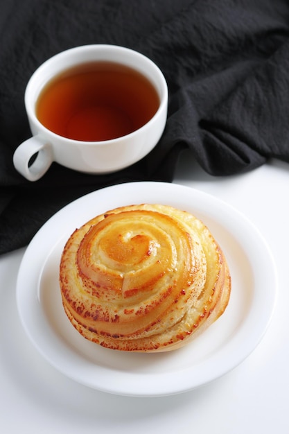 Brötchen mit Tee