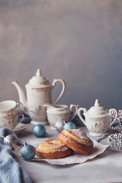 Brötchen mit Weihnachts- oder Neujahrsdekoration.