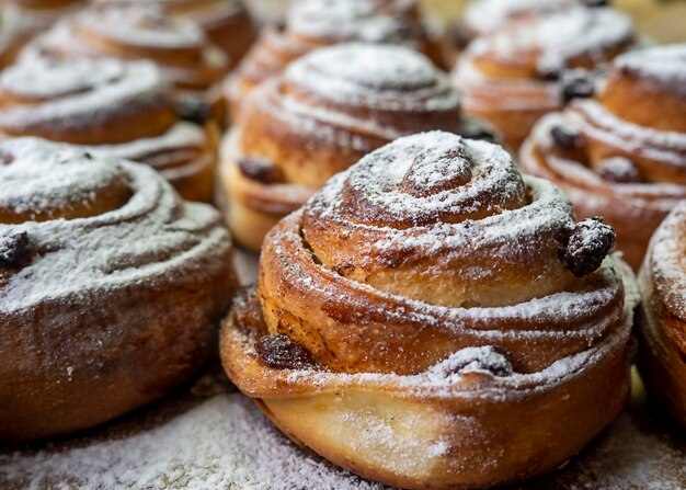 Brötchen mit Zimt und Puderzucker Das Konzept, köstliches Essen zu Hause zu kochen, hausgemachter Kuchen